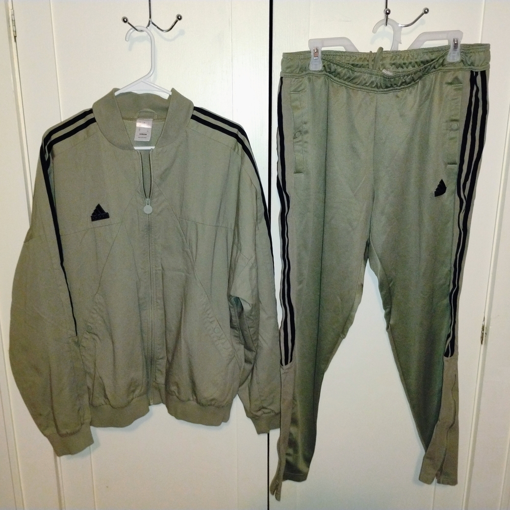 Adidas 3-Stripes Olive Green Tracksuit Set – Bomber Jacket + Joggers 🖤